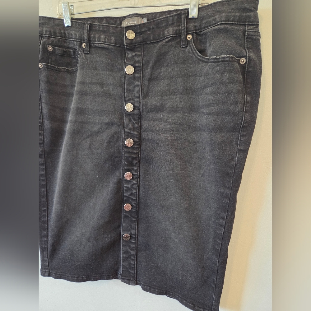 Torrid Black Denim Jean Skirt Stretchy Buttons Size 14 Midi American Modest - Picture 3 of 8